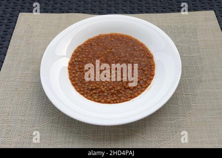 Linsensuppe mit Tomatensauce. Griechisches Essen. Stockfoto