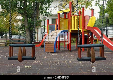 Kinderspielplatz Schaukeln und Spielaufbau Ausrüstung mit Rutschen. Stockfoto