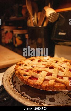 Nahaufnahme eines köstlichen hausgemachten, appetitlichen Pies mit Beeren Stockfoto