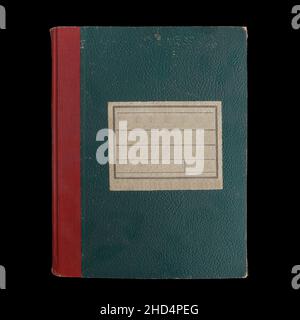 Vintage Schulbuch mit grünem texturiertem Kunstleder-Cover-Tuch-Rücken und Aufkleber-Etikett für Ihren Text. Designelement auf schwarzem Hintergrund isoliert Stockfoto