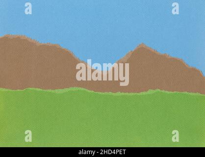 Grüne Weide und ferne Berge unter blauem Himmel. Gerissenes strukturiertes Papier im Querformatbild. Stockfoto