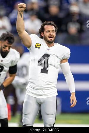 02. Januar 2022: Las Vegas Raiders Quarterback Derek Carr (4) während des Vorspiels der NFL-Football-Action zwischen den Las Vegas Raiders und den Indianapolis Colts im Lucas Oil Stadium in Indianapolis, Indiana. John Mersits/CSM. Stockfoto