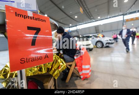Stuttgart, Deutschland. 03rd Januar 2022. ''Impfstation 7 - Straße A'' steht auf einem Schild in einer Halle der Messe Stuttgart. Unter dem Motto "Wir impfen DAS LAND - Teil II" findet vom 03. Bis 06. Januar 2022 in der Messe Stuttgart eine Drive-in-Impfkampagne statt, bei der Interessierte, darunter auch Kinder, von 7 bis 11 Uhr in der Messehalle 9 geimpft werden können. Quelle: Christoph Schmidt/dpa/Alamy Live News Stockfoto