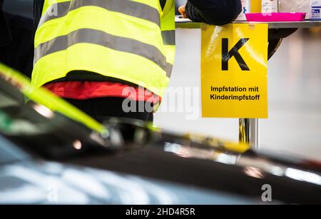 Stuttgart, Deutschland. 03rd Januar 2022. „Impfstation mit Kinderimpfstoff“ steht auf einem Schild in einer Halle der Messe Stuttgart. Unter dem Motto "Wir impfen DAS LAND - Teil II" findet vom 03. Bis 06. Januar 2022 in der Messe Stuttgart eine Drive-in-Impfkampagne statt, bei der Interessenten, darunter auch Kinder, von 7 bis 11 Uhr in der Messehalle 9 geimpft werden können. Quelle: Christoph Schmidt/dpa/Alamy Live News Stockfoto