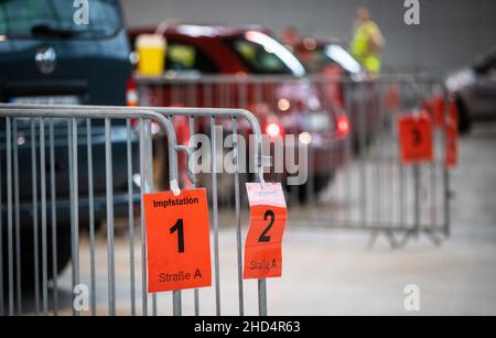 Stuttgart, Deutschland. 03rd Januar 2022. ''Impfstation 1 - Straße A'' steht auf einem Schild in einer Halle der Messe Stuttgart. Unter dem Motto "Wir impfen DAS LAND - Teil II" findet vom 03. Bis 06. Januar 2022 in der Messe Stuttgart eine Drive-in-Impfkampagne statt, bei der Interessierte, darunter auch Kinder, von 7 bis 11 Uhr in der Messehalle 9 geimpft werden können. Quelle: Christoph Schmidt/dpa/Alamy Live News Stockfoto