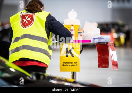 Stuttgart, Deutschland. 03rd Januar 2022. „Impfstation mit Kinderimpfstoff“ steht auf einem Schild in einer Halle der Messe Stuttgart. Unter dem Motto "Wir impfen DAS LAND - Teil II" findet vom 03. Bis 06. Januar 2022 in der Messe Stuttgart eine Drive-in-Impfkampagne statt, bei der Interessenten, darunter auch Kinder, von 7 bis 11 Uhr in der Messehalle 9 geimpft werden können. Quelle: Christoph Schmidt/dpa/Alamy Live News Stockfoto