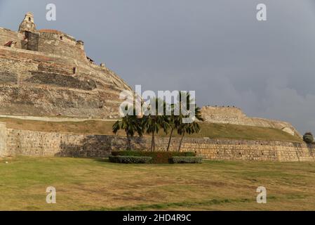 Panoramablick auf die Festung von San Rocca de Barajas und Palmen an einem düsteren Tag in Cartagena, Kolumbien Stockfoto