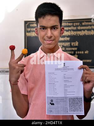 BIKANER, Rajasthan, Indien. 3rd Januar 2022. Ein kleiner Junge, der einem Teenager in Bikaner den COVID-19-Impfstoff-Satifiket zeigt. Die Impfung von Jugendlichen im Alter zwischen 15 und 18 Jahren in Indien begann am Montag. (Bild: © Dinesh Gupta/Pacific Press via ZUMA Press Wire) Stockfoto