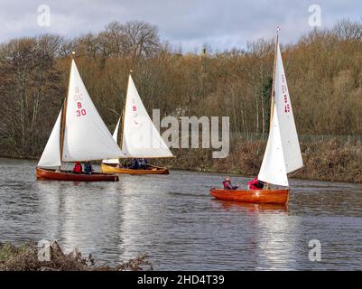 Norfolk 14 Foot One Design Segeljinghy, ein klassisches Segelboot from1931 mit einem Mahagoni Klinker gebaut Rumpf und gunter Rig auf dem Fluss Yare Norwich gesehen. Stockfoto