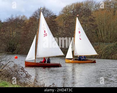 Norfolk 14 Foot One Design Segeljinghy, ein klassisches Segelboot from1931 mit einem Mahagoni Klinker gebaut Rumpf und gunter Rig auf dem Fluss Yare Norwich gesehen. Stockfoto