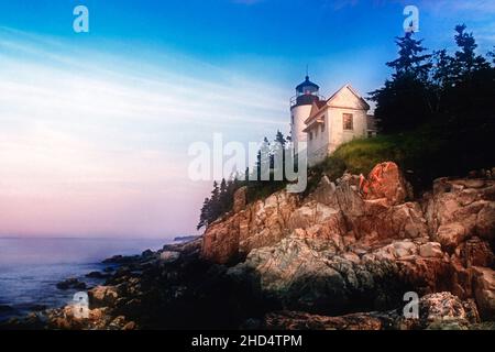 Bass Harbor Head Light an der Küste von Maine in der Nähe des Acadia National Park. Stockfoto