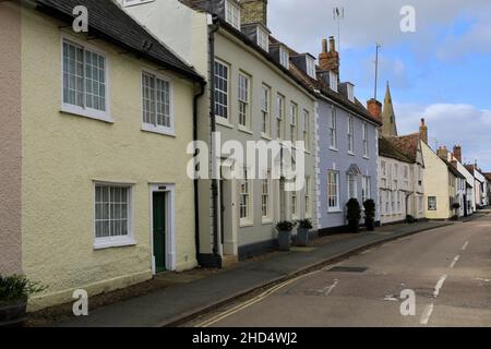 Farbenfrohe Geschäfte an der High Street, Kimbolton Village, Cambridgeshire; England, Großbritannien Stockfoto