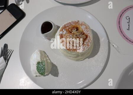 Flauschige japanische Pfannkuchen im Fuwa Fuwa in London, serviert mit Sirup und Wabenbutter. Stockfoto