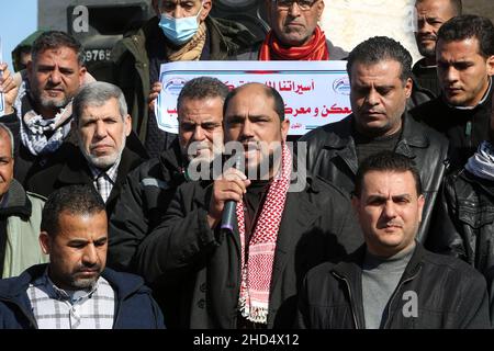 Die Palästinenser protestieren am 3. Januar 2022 gegen den palästinensischen Gefangenen Hisham Abu Hawasch, der sich derzeit im Hungerstreik befindet, um ihre Solidarität zu zeigen. Stockfoto