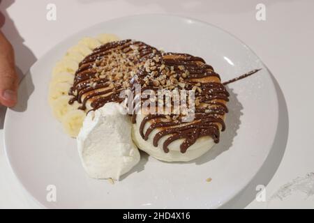 Flauschige japanische Pfannkuchen im Fuwa Fuwa in London, serviert mit Sirup und Wabenbutter. Stockfoto