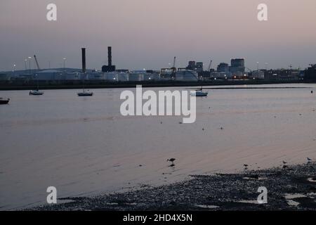 Dublin Bay am Abend von der Strandpromenade von Clontarf aus gesehen Stockfoto