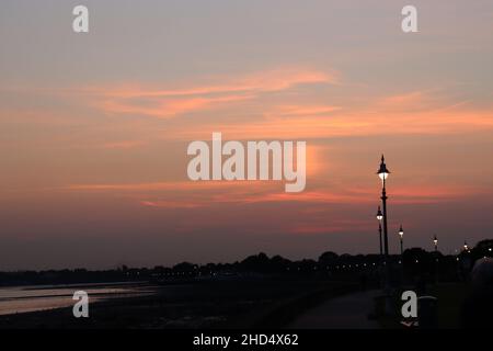 Die Strandpromenade von Clontarf bei Sonnenuntergang Stockfoto