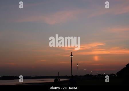 Die Strandpromenade von Clontarf bei Sonnenuntergang Stockfoto