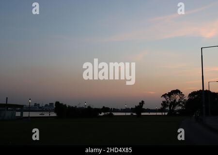 Die Strandpromenade von Clontarf bei Sonnenuntergang Stockfoto