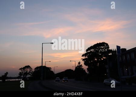 Die Strandpromenade von Clontarf bei Sonnenuntergang Stockfoto