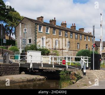 Swing Bridge on the Thanet Canal or Springs Branch of the Leeds and Liverpool Canal, der von Skipton zum Skipton Castle führt. Stockfoto