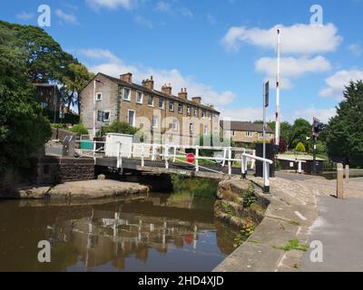 Swing Bridge on the Thanet Canal or Springs Branch of the Leeds and Liverpool Canal, der von Skipton zum Skipton Castle führt. Stockfoto