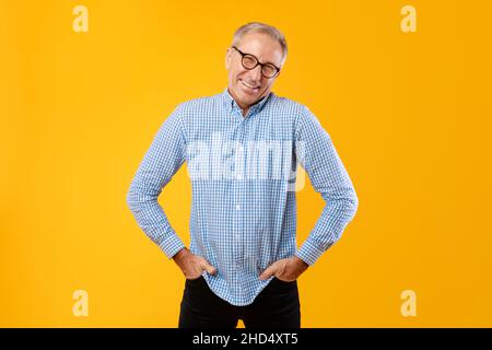 Porträt eines glücklichen, reifen Mannes, der im Studio posiert Stockfoto