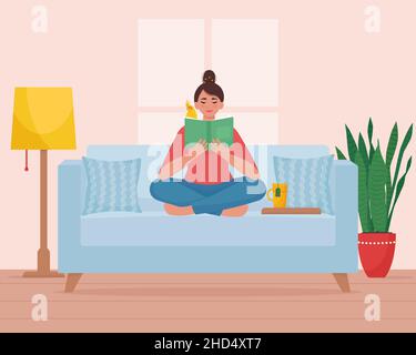 Frau, die auf der Couch sitzt und ein Buch liest. Vektorgrafik im flachen Stil Stock Vektor