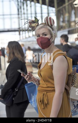 FRANKREICH. PARIS (75)10 TH DISTRICT. BAHNHOF GARE DU NORD. MASKENFRAU WARTET WÄHREND DER COVID-PANDEMIE AUF EINEN ZUG Stockfoto