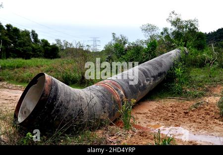 Große Pipelines, die häufig zur Versorgung von sauberem Wasser von Filteranlagen bis hin zu Tanks für Verbraucher verwendet werden, werden in den Wäldern von Sabah aufgegeben. Stockfoto