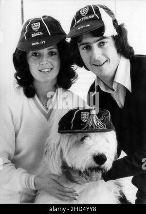 Birmingham City und England Fußballspieler Trevor Francis mit Frau Helen und ihrem Hund Blue Stockfoto