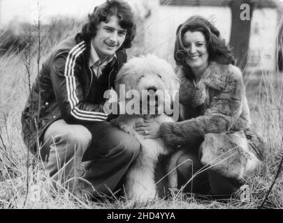 Birmingham City und England Fußballspieler Trevor Francis mit Frau Helen und ihrem Hund Blue Stockfoto