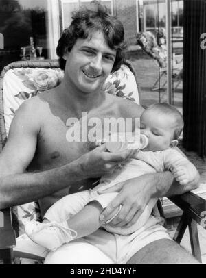 Nottingham Forest und der englische Fußballspieler Trevor Francis füttern sein Baby Matthew, während seine Teamkollegen beim Europameisterschaftsfinale 1980 spielen Stockfoto