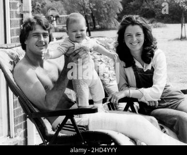 Nottingham Forest und der englische Fußballspieler Trevor Francis mit Frau Helen und ihrem Baby Matthew in ihrem Haus in Newark. Vor einem Jahr erzielte Trevor das Siegertor im EM-Finale, aber eine schwere Verletzung bedeutet, dass er bei seiner Familie zu Hause sein wird, während seine Teamkollegen beim EM-Finale 1980 spielen Stockfoto