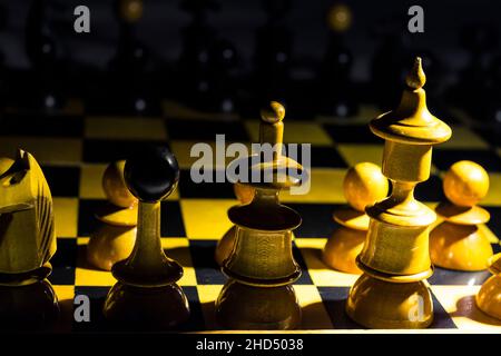 Nahaufnahme von Schachfiguren auf einem dunklen Stockfoto