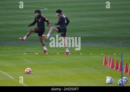 München, Deutschland. 03rd Januar 2022. Von links: Serge GNABRY (FC Bayern München), Leon GORETZKA (FC Bayern München), FC Bayern München Trainingsstart. Training on January 3rd, 2022, Credit: dpa/Alamy Live News Stockfoto