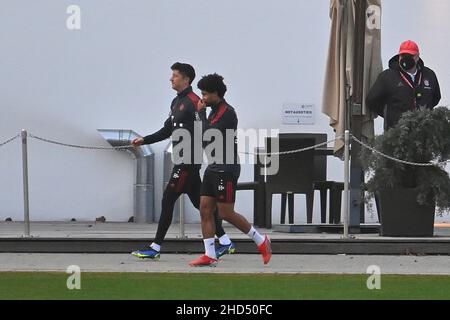 München, Deutschland. 03rd Januar 2022. Von links: Robert LEWANDOWSKI (FC Bayern München), Serge GNABRY (FC Bayern München), FC Bayern München Trainingsstart. Training on January 3rd, 2022, Credit: dpa/Alamy Live News Stockfoto