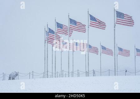 Washington, Usa. 03rd Januar 2022. Am Montag, den 3. Januar 2022, laufen die Menschen am Washington Monument vorbei, als ein Wintersturm die Region des Mittelatlantiks über Washington, DC, trifft. Foto von Ken Cedeno/UPI Credit: UPI/Alamy Live News Stockfoto