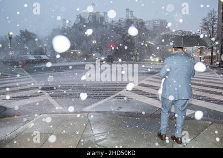 Washington, Usa. 03rd Januar 2022. Am Montag, den 3. Januar 2022, geht ein Mann im Wintersturm, der die Region des Mittelatlantiks über Washington, DC, trifft. Foto von Ken Cedeno/UPI Credit: UPI/Alamy Live News Stockfoto
