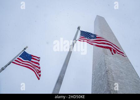 Washington, Usa. 03rd Januar 2022. Am Washington Monument sind Flaggen zu sehen, als am Montag, den 3. Januar 2022, ein Wintersturm die Region des Mittelatlantiks über Washington, DC, trifft. Foto von Ken Cedeno/UPI Credit: UPI/Alamy Live News Stockfoto