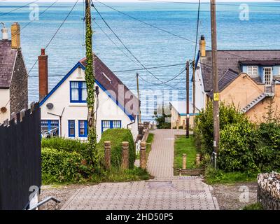 Der Weg zwischen den Häusern, der zum Tresaith Strand in Ceredigion in Wales führt. Stockfoto