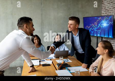 Geschäftspartnerschaft. Zwei Männer Handshaking Bei Treffen Im Büro Nach Erfolgreichem Deal Stockfoto