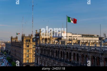 Wunderschöne Aussicht auf historische Gebäude mit mexikanischer Flagge auf dem Platz der Verfassung Stockfoto