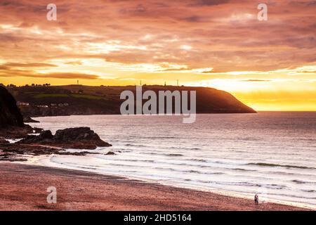 Sonnenuntergang über dem Strand von Tresaith in Ceredigion in Wales. Stockfoto