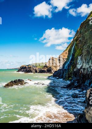 Der Wasserfall am Tresaith an der walisischen Küste in Ceredigion. Stockfoto