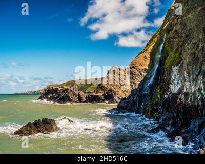 Der Wasserfall am Tresaith an der walisischen Küste in Ceredigion. Stockfoto