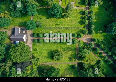 Marl, Nordrhein-Westfalen, Deutschland - Europäisches Friedenshaus, ehemalige Friedhofskapelle im Friedenspark, Alter Friedhof Brassert. Der alte Friedhof wi Stockfoto