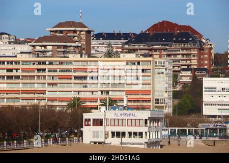 El Serbal Michelin-Sterne-Restaurant am Strand in Sardinero Santander Cantabria Spanien mit Wohnblocks dahinter Stockfoto