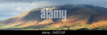 Blencathra Berg im englischen Lake District im Winterlicht mit Schnee auf den Gipfeln. Niedrige Wolke auf den Gipfeln und strahlte Licht auf den Pisten. Stockfoto