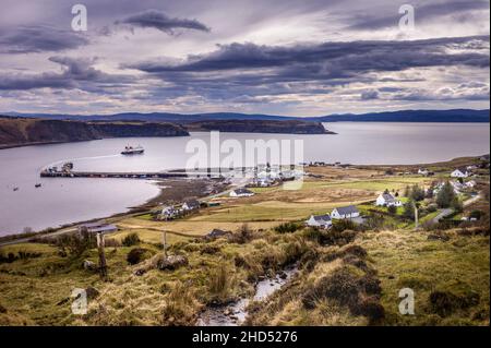 Eine kaledonische MacBrayne-Fähre verlässt den Hafen von Uig auf der Isle of Skye. Stockfoto